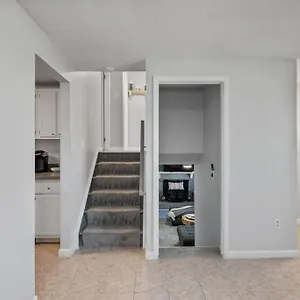  Holiday home Stylish Haven 11 Minutes From The Airport
